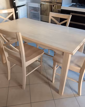 Tavolo da pranzo in legno chiaro con 4 sedie