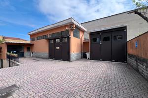 Laboratorio di 205 mq. Con cortile di 60 mq.