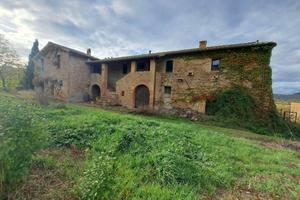 Rustico / Casale di 400 m² con più di 5 locali a M