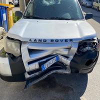 Intera auto incidentata . Utilizzo per pezzi di ri
