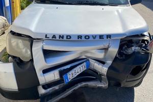 Intera auto incidentata . Utilizzo per pezzi di ri