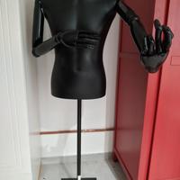 manichino uomo con braccia e dita snodate