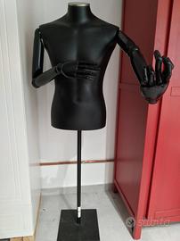 manichino uomo con braccia e dita snodate
