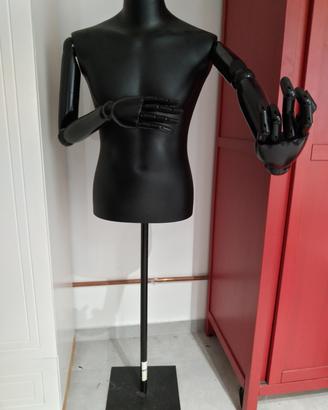 manichino uomo con braccia e dita snodate