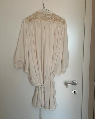 Vestito bianco con il pizzo
