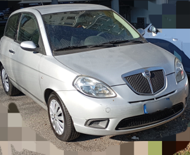 Lancia ypsilon si vende/permutasi con auto 5porte