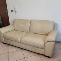 Divano in pelle tre posti.