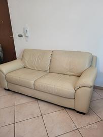 Divano in pelle tre posti.