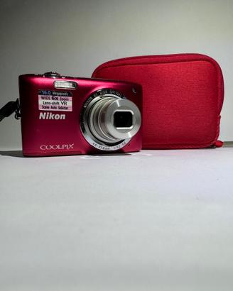 Fotocamera digitale Nikon Coolpix 2750 rossa