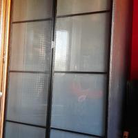 Armadio IKEA a due ante in vetro nero/marrone 