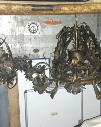 2 LAMPADARI IN FERRO BATTUTO DA 11 E 6 LUCI