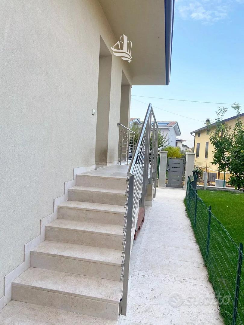 Desenzano: Villa singola con giardino - Vista 3