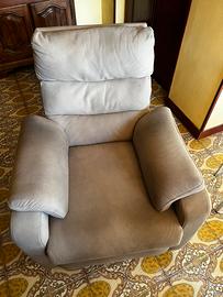 Poltrona beige elettrica reclinabile antimacchia