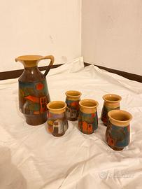 Brocca con bicchieri decorati