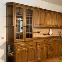 Cucina con elettrodomestici