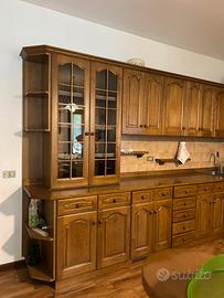 Cucina con elettrodomestici