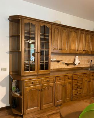 Cucina con elettrodomestici