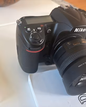 Fotocamera Nikon D300S con 4 obiettivi e accessori