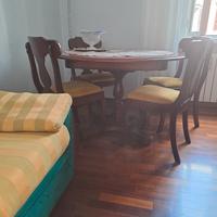 Sala da pranzo in legno con divani