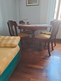 Sala da pranzo in legno con divani