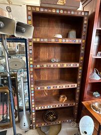 Libreria in legno con decorazioni colorate