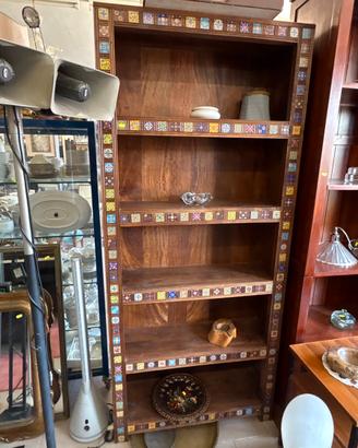 Libreria in legno con decorazioni colorate
