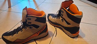 Scarponi da ghiacciaio. Ramponabili,attacco automa