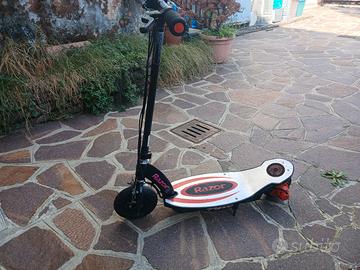 monopattino per bambini  ragazzo modello razor