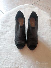 Scarpe nere brillantinate con tacco donna.