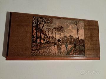 Scatola in legno con carte da gioco e fiches