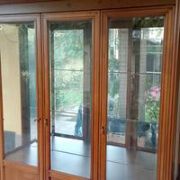 Mobile con vetrina e lampada per illuminazione