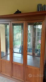 Mobile con vetrina e lampada per illuminazione