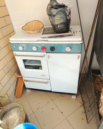 cucina a gas tre fuochi piu piastra elettrica