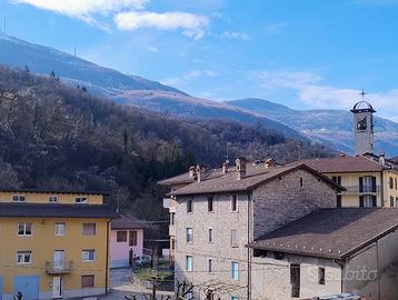 Palazzina di 3 piani in centro paese ben esposta