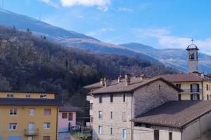 Palazzina di 3 piani in centro paese ben esposta
