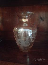 I vaso di vetro decorato 