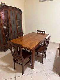 Tavolo da pranzo in legno con 4 sedie