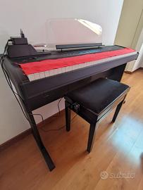 Pianoforte Orla stage studio con mobiletto e sedia