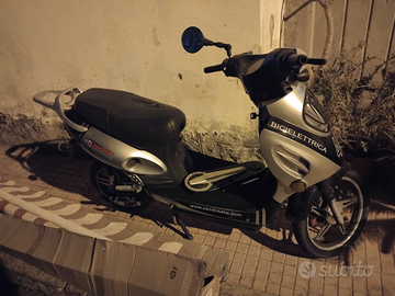 Scooter pedalata assistita
