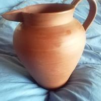 Brocca in ceramica rosso scuro opaco 