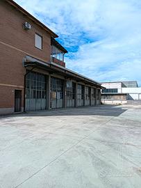 Abitazione e capannone con cortile