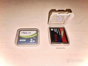2 schede CompactFlash (2 GB + 8 GB) con custodia
