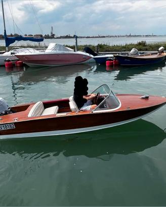 Motoscafo in legno