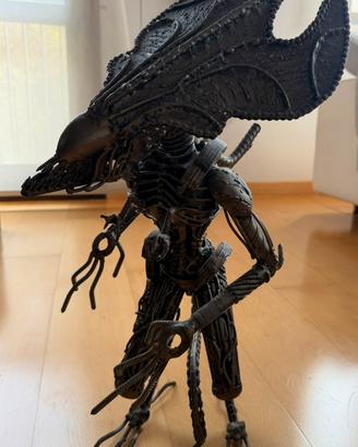 Alien in metallo fatto a mano