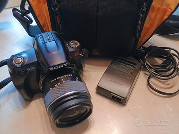 Sony Alpha A230 con obiettivo e borsa