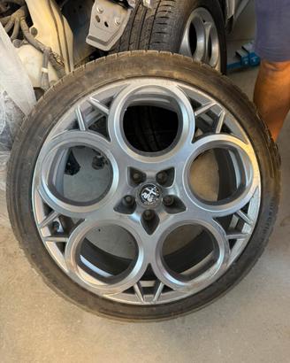 Cerchio Alfa Romeo Tonale R20 con gomma