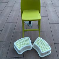 Sedia ikea verde e due sgabelli bagno ikea