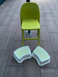 Sedia ikea verde e due sgabelli bagno ikea