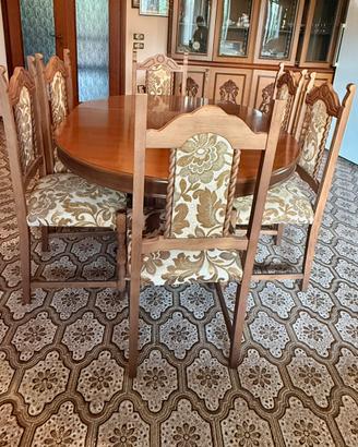 tavolo da pranzo con sedie del 1975 in legno