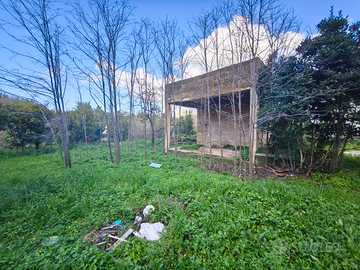 Rustico casale con terreno edificabile
